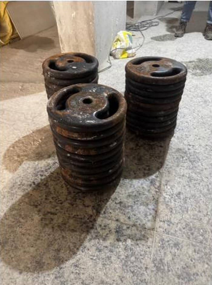 Discos metálicos empilhados sobre o piso durante ensaio de cargas verticais concentradas