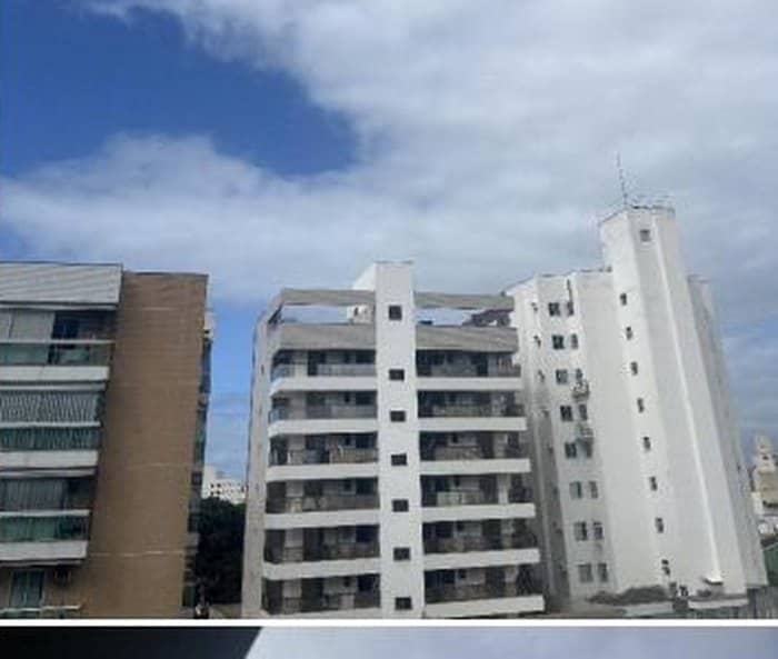 Vista da edificação sob céu com nebulosidade durante ensaio de fator de luz diurna