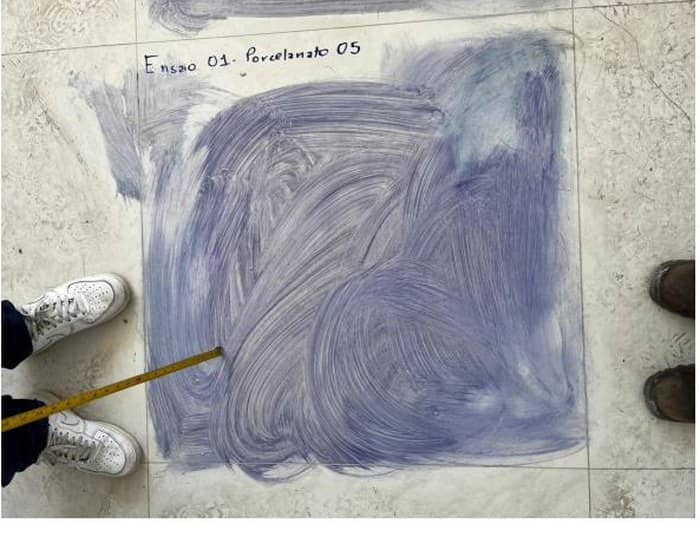 Ensaio de impacto de corpo duro em piso de porcelanato com aplicação de azul de metileno