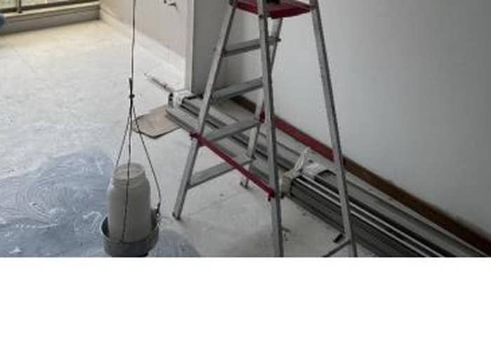 Dispositivo de carga suspenso no forro de drywall durante ensaio de resistência a peças fixadas